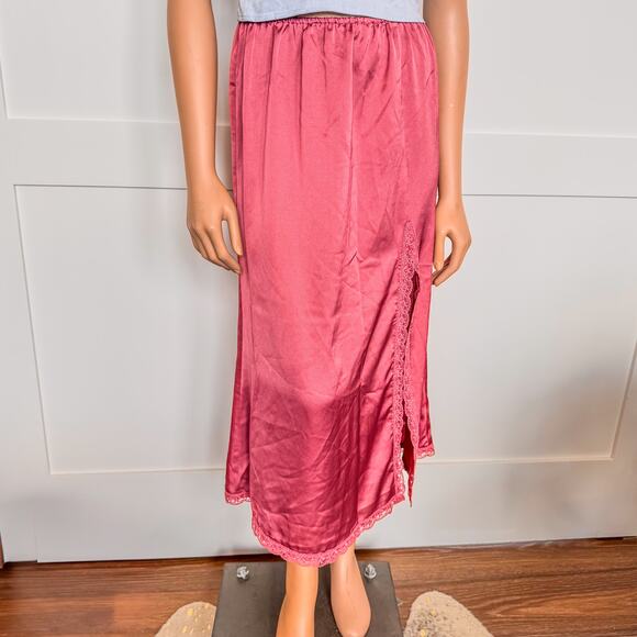 NWT-Francesca’s Bernice Fitted Pink Satin Lace Trim Slit Midi Skirt, X-Small - Picture 2 of 12